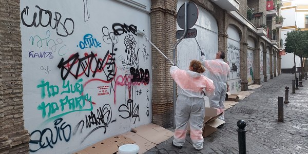 El Ayuntamiento ejecuta una nueva fase del programa piloto de retirada de pintadas vandálicas en zonas comerciales y actúa en el entorno de Montesión en Casco Antiguo