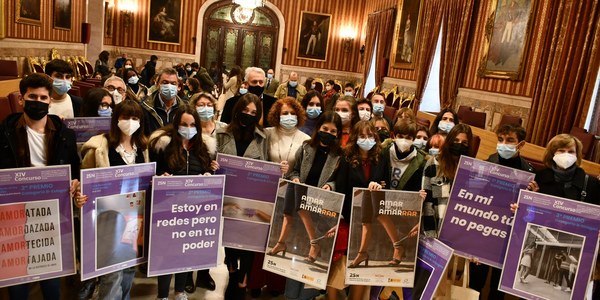 El Ayuntamiento entrega los premios del concurso convocado para la creación de la campaña municipal del Día Internacional contra la Violencia hacia las Mujeres que han ganado los institutos Isbilya y Martínez Montañés