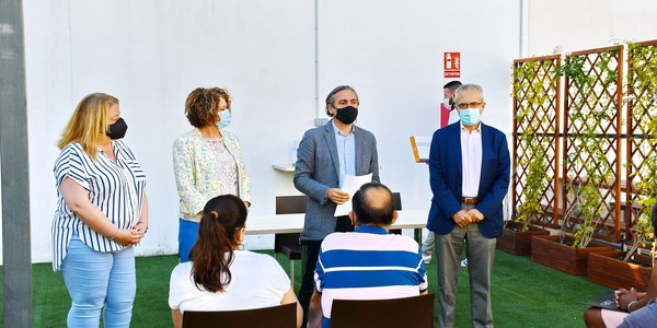 El Ayuntamiento entrega siete alojamientos adjudicados mediante sorteo en el primer edificio público de viviendas colaborativas de la ciudad puesto en marcha en Sevilla Este