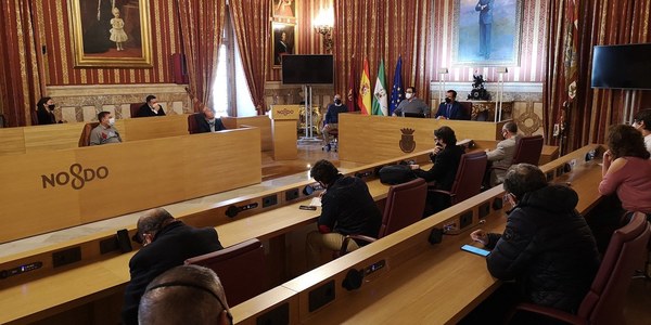El Ayuntamiento establecerá un nuevo modelo y horarios concretos para la carga y descarga de mercancías en el entorno de Mateos Gago que garanticen el carácter peatonal de la calle y el normal desarrollo de la actividad empresarial