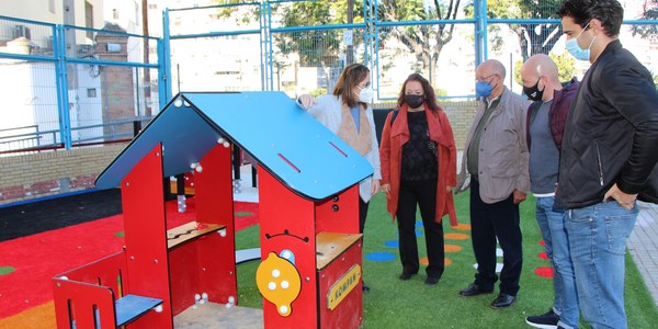 El Ayuntamiento finaliza la construcción de un nuevo espacio de recreo en el patio del CEIP Rico Cejudo del Distrito Triana con juegos infantiles, suelo amortiguador y pizarras exteriores