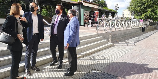 El Ayuntamiento finaliza las obras para reformar la escalera que separaba los dos niveles del Paseo de Cristina para mejorar las condiciones de accesibilidad