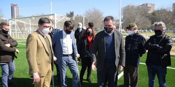 El Ayuntamiento finaliza un nuevo campo de fútbol césped artificial en el centro deportivo Vega de Triana tras una inversión de 270.000 euros