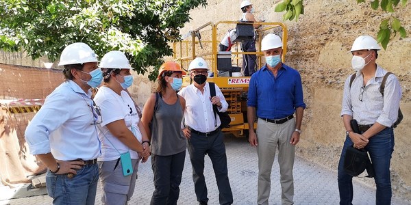 El Ayuntamiento ha ejecutado ya un tercio de la restauración del muro interior de la Muralla de la Macarena e iniciará la próxima semana las obras de conservación del Arco