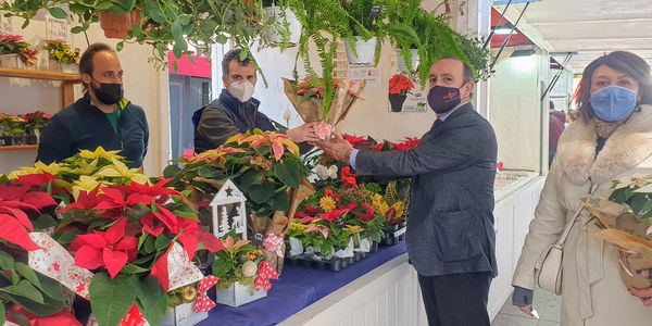 El Ayuntamiento inaugura el Mercadillo Navideño del Distrito Nervión con 22 expositores de artesanos