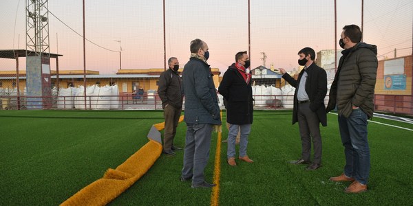 El Ayuntamiento inaugura el nuevo campo de fútbol de césped artificial de Vistahermosa en Valdezorras