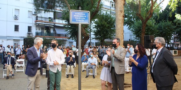 El Ayuntamiento inaugura la nueva rotulación de una zona ajardinada en Triana con el nombre Jardines Periodista Valentín García como homenaje a este profesional de la comunicación creador del movimiento #Yomecuro