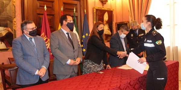 El Ayuntamiento incorpora a la Policía Local a diez nuevos agentes destinados a los barrios y que se suman ya al dispositivo de Navidad