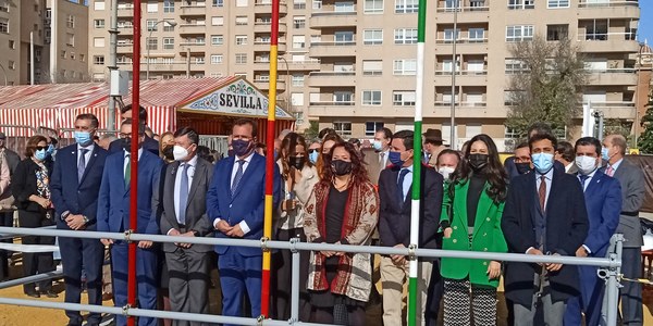 El Ayuntamiento inicia la construcción de la portada para la Feria de 2022 tras dos años de ausencia de celebración de esta fiesta que, como novedad, contará con nuevas lámparas led en el Real y con un sistema de ventilación en las casetas para frenar la propagación del COVID