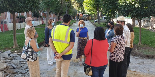 El Ayuntamiento inicia la reurbanización integral de la calle Reina Victoria de Sevilla Este que permitirá eliminar barreras arquitectónicas, mejorar las zonas verdes, y renovar el alumbrado