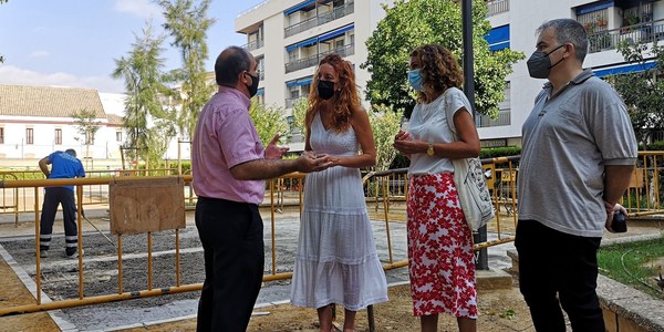 El Ayuntamiento inicia las obras para la instalación de juegos infantiles en los Jardines de Capuchinos del Distrito Macarena