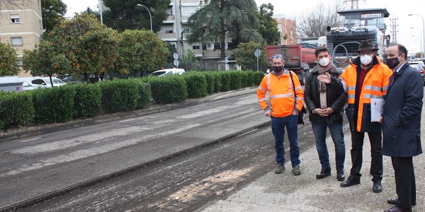 El Ayuntamiento inicia los trabajos de reasfaltado de tres vías centrales del barrio del Polígono San Pablo con un presupuesto de más de 180.000 euros