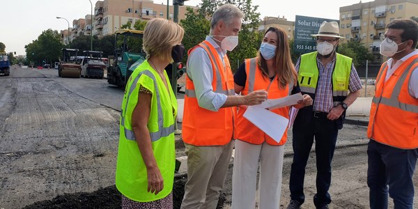 El Ayuntamiento inicia un plan de mejora de los accesos del Polígono Sur con la pavimentación de Avenida Poeta Manuel Benítez Carrasco y la calle Alfonso Lasso de la Vega