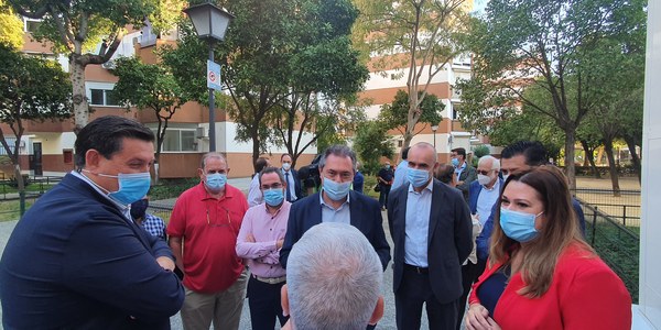 El Ayuntamiento inicia un plan de mejoras e inversiones en La Oliva, en el distrito Sur, con un presupuesto inicial de 271.000 euros una vez que ha completado el proceso de recepción de las barriadas de acuerdo con las entidades vecinales