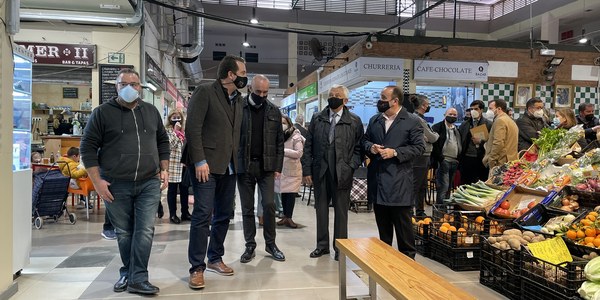 El Ayuntamiento instala climatización e iluminación de bajo consumo y renovará el pavimento del mercado de Pino Montano con 415.000 euros de inversión e inicia en esta plaza de abastos y junto con la Cámara de Comercio la implantación de wifi