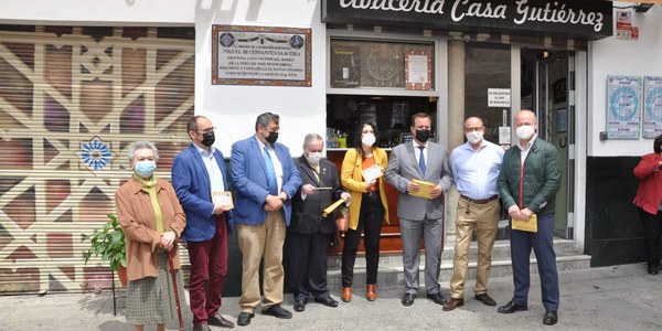 El Ayuntamiento instala un azulejo cerámico en el barrio de la Feria del Distrito Casco Antiguo para rememorar la inclusión de este enclave en varias de las obras de Cervantes