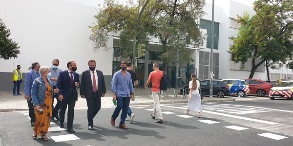 El Ayuntamiento instala un nuevo cruce semafórico que regula los itinerarios escolares del IES Antonio Machado y el CEIP Al Andalus dentro de la estrategia de mejora de la seguridad vial