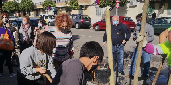 El Ayuntamiento invertirá 59.500 euros en la renovación de los cerramientos metálicos de las áreas ajardinadas de las plazas de Las Tendillas y Las Monjas, en Parque Alcosa, para mejorar su conservación