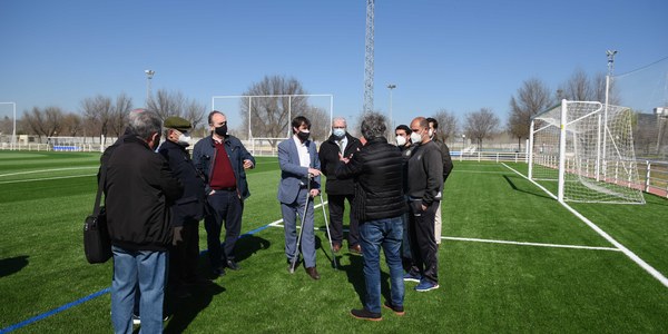 El Ayuntamiento licita la renovación de campos de césped artificial de los centros deportivos de Parque Amate, San Pablo y Vega de Triana por 870.509 euros