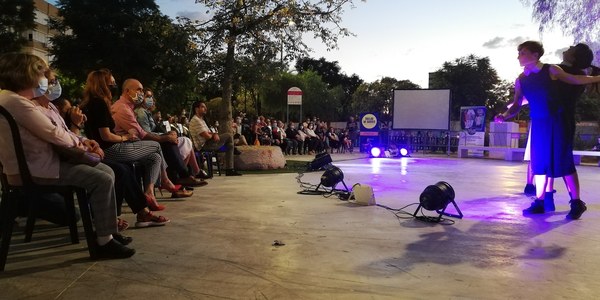 El Ayuntamiento llena de actividad cultural la nueva Plaza del Olivo del Distrito Macarena con una nueva edición de Bailar mi Barrio
