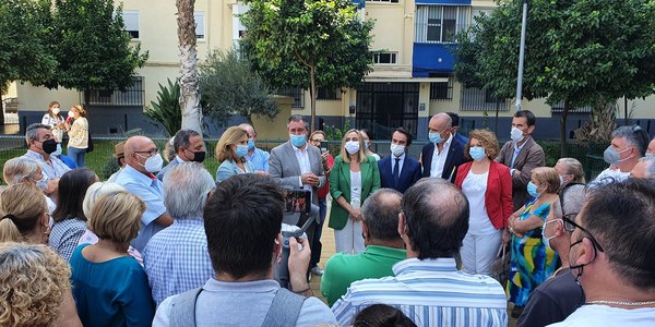 El Ayuntamiento logra la colaboración del Gobierno de España y de la Junta de Andalucía para la rehabilitación de 312 viviendas de la Plaza Encina del Rey en Parque Alcosa