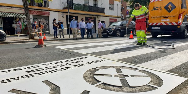 El Ayuntamiento mejora la seguridad vial de Amate con la renovación de señales verticales y horizontales de las calles comprendidas entre Amor, Andalucía y Parque Amate