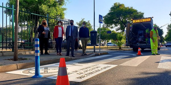 El Ayuntamiento mejora la seguridad vial de Nuevo Heliópolis y las calles del Sector 12 de Sevilla Este y duplica las señales de advertencia de pasos de peatones en vías de un solo sentido