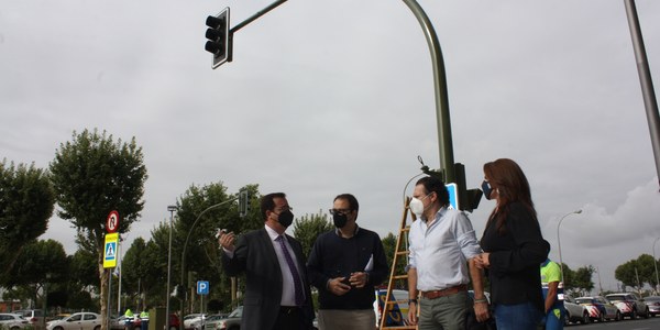 El Ayuntamiento mejora la seguridad vial en la conexión peatonal entre la zona de Los Remedios y de Tablada con la implantación de dos nuevos pasos de peatones con semáforos