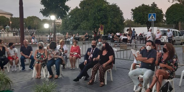 El Ayuntamiento organiza un desfile de moda en la calle Betis con establecimientos de los distritos Triana y Los Remedios dentro de la programación de la Velá de Santa y de la campaña municipal de apoyo al comercio de cercanía