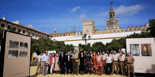 El Ayuntamiento organiza una exposición fotográfica en el Patio de Banderas en el marco de la amplia programación cultural y científica para conmemorar el 90 aniversario de la cesión del Real Alcázar a la ciudad