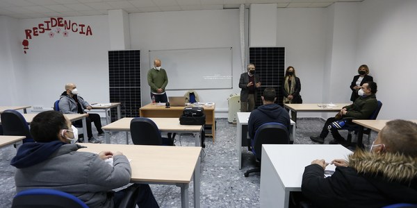 El Ayuntamiento pondrá en marcha este mes una nueva edición del programa laboral Orienta con unidades de atención e itinerarios de inserción personalizados en Polígono Sur, Torreblanca y Tres Barrios-Amate y casi 700.000 euros de presupuesto