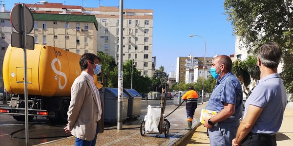 El Ayuntamiento pone en marcha a través de Lipasam un nuevo plan de refuerzo de baldeo y desinfección  de las calles y de los puntos de manipulación de contenedores