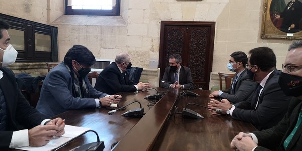 El Ayuntamiento pone en marcha con el Consejo de Hermandades un plan de reactivación de los sectores económicos vinculados a la Semana Santa