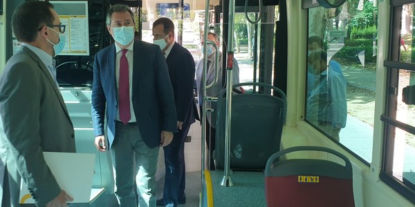 El Ayuntamiento pone en marcha la nueva línea Sur que conectará Bellavista con Nervión y Santa Justa