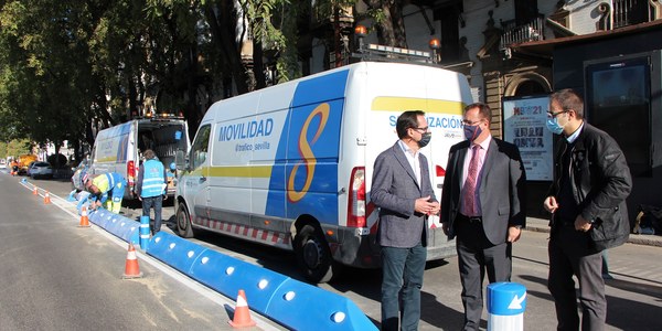 El Ayuntamiento pone en marcha medidas para mejorar la velocidad comercial de Tussam con la instalación de separadores a lo largo de 2,5 kilómetros de carriles bus ubicados en vías principales