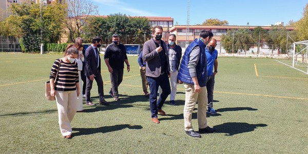 El Ayuntamiento pone en servicio el nuevo campo de césped artificial de baja exigencia del Centro Deportivo Las Almenas en el Distrito Norte
