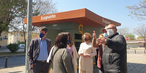 El Ayuntamiento pone en servicio un nuevo ecopunto en Alcosa y eleva a 15 puntos la red para la recogida selectiva de residuos en barrios