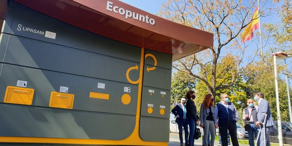 El Ayuntamiento pone en servicio un nuevo ecopunto en la Glorieta Olímpica, en el Distrito Macarena, dentro de la estrategia para incrementar la recogida selectiva en todos los barrios