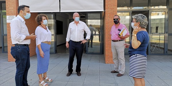 El Ayuntamiento realiza obras de mejora en el Centro Cívico Entreparques con la colocación de toldos en el porche de las aulas y mejoras en la carpintería