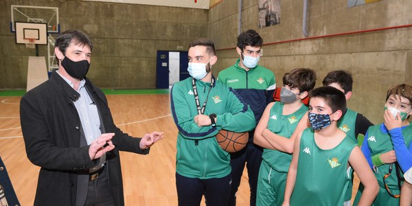 El Ayuntamiento realiza una nueva inversión en el Palacio de los Deportes de San Pablo que incorpora una pista de baloncesto desmontable