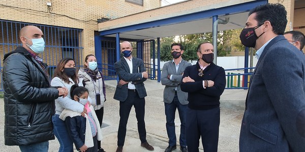 El Ayuntamiento reforma el patio del CEIP Miguel Hernández de San Pablo con arbolado, áreas de juegos infantiles y una pista deportiva de césped artificial