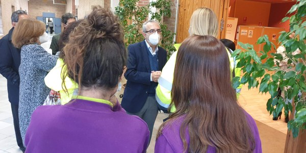 El Ayuntamiento refuerza con 23 profesionales el equipo de gestión de la renta mínima de inserción para facilitar la detección de familias beneficiarias y agilizar su tramitación administrativa