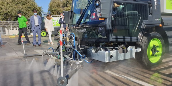 El Ayuntamiento refuerza los servicios de mantenimiento de contenedores, baldeo de sus entornos y recogida selectiva de residuos con un nuevo plan especial de limpieza de Lipasam que conlleva otras 67 contrataciones