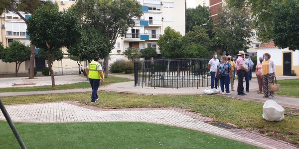 El Ayuntamiento renueva los cerramientos de las áreas ajardinadas de las plazas de Las Tendillas y de Las Monjas, en Parque Alcosa