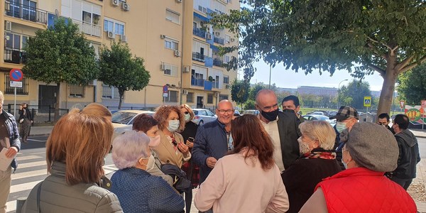 El Ayuntamiento renueva por completo el pavimento de la calzada y la señalización horizontal de las calles Emilia Barral y Fernando Corral de Alcosa