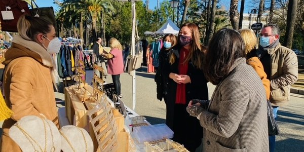 El Ayuntamiento respalda la celebración del Zoco del Parque de María Luisa que ofrece productos de moda, complementos o artesanía con todas las medidas de seguridad frente al COVID-19
