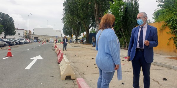 El Ayuntamiento reurbaniza la calle Binéfar, en la barriada de Los Prunos del distrito Cerro Amate, que se conformará como un nuevo itinerario peatonal accesible hacia la estación de Metro y el parque infantil