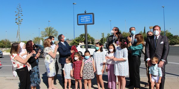El Ayuntamiento rinde homenaje a José Moya Sanabria con la inuguración de una glorieta dedicada a este economista y empresario sevillano en uno de los principales accesos a la ciudad