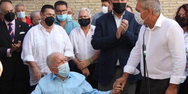 El Ayuntamiento rinde homenaje al orfebre Juan Borrero y a la saga de capataces de la familia Ariza con la nueva denominación de dos vías en el Distrito Triana