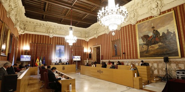 El Ayuntamiento rinde homenaje al periodista Valentín García, a los fotógrafos Serrano y Martín Cartaya y al ingeniero Luis Salvador con la nueva nominación de varias vías y espacios públicos en Triana y la Cartuja